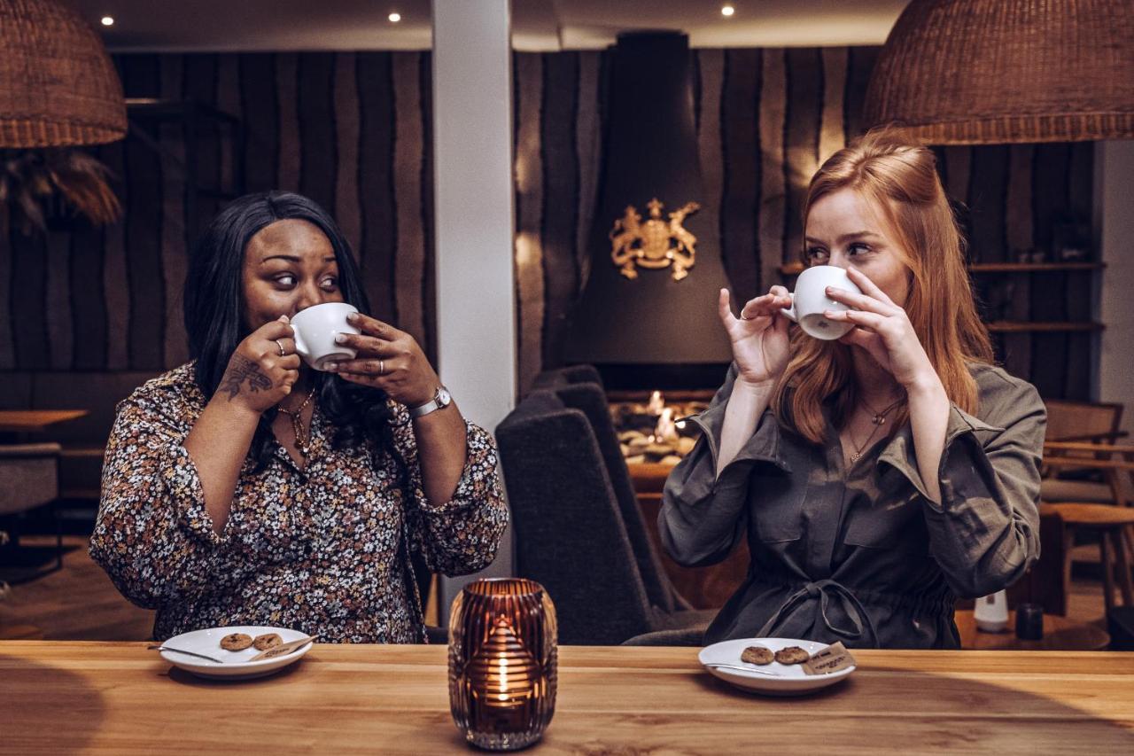 Boutique Hotel Texel De Cocksdorp  Exterior photo Two women drinking coffee