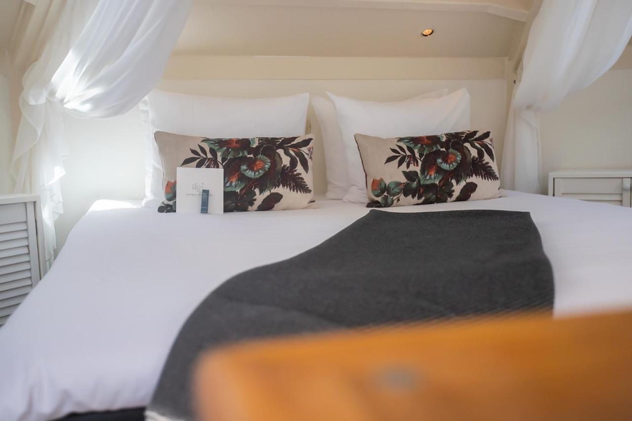 Boutique Hotel Texel De Cocksdorp  Exterior photo A bed with a throw