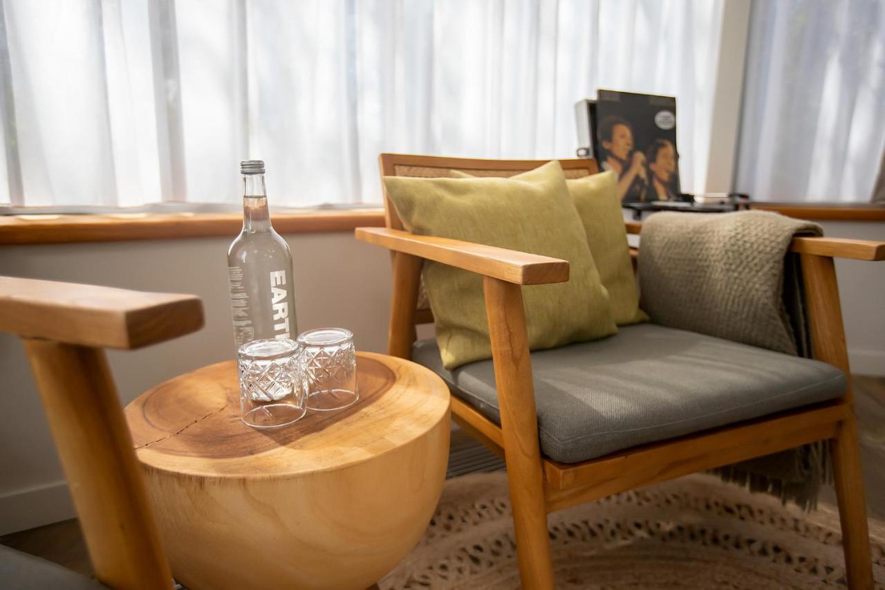 Boutique Hotel Texel De Cocksdorp  Exterior photo A bottle of water in a hotel room