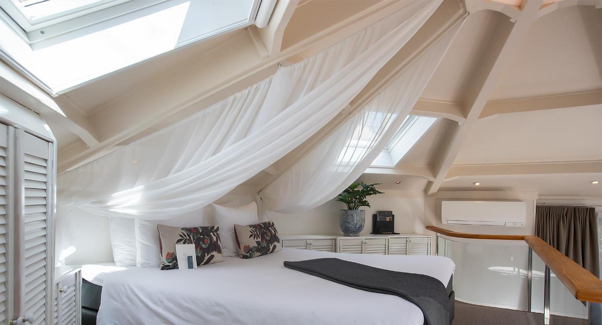 Boutique Hotel Texel De Cocksdorp  Room photo A bedroom in the hotel