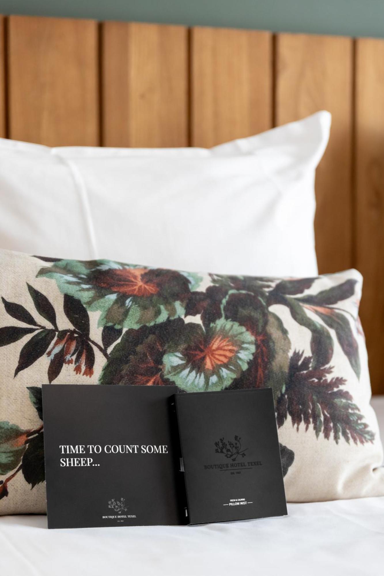 Boutique Hotel Texel De Cocksdorp  Exterior photo A throw pillow