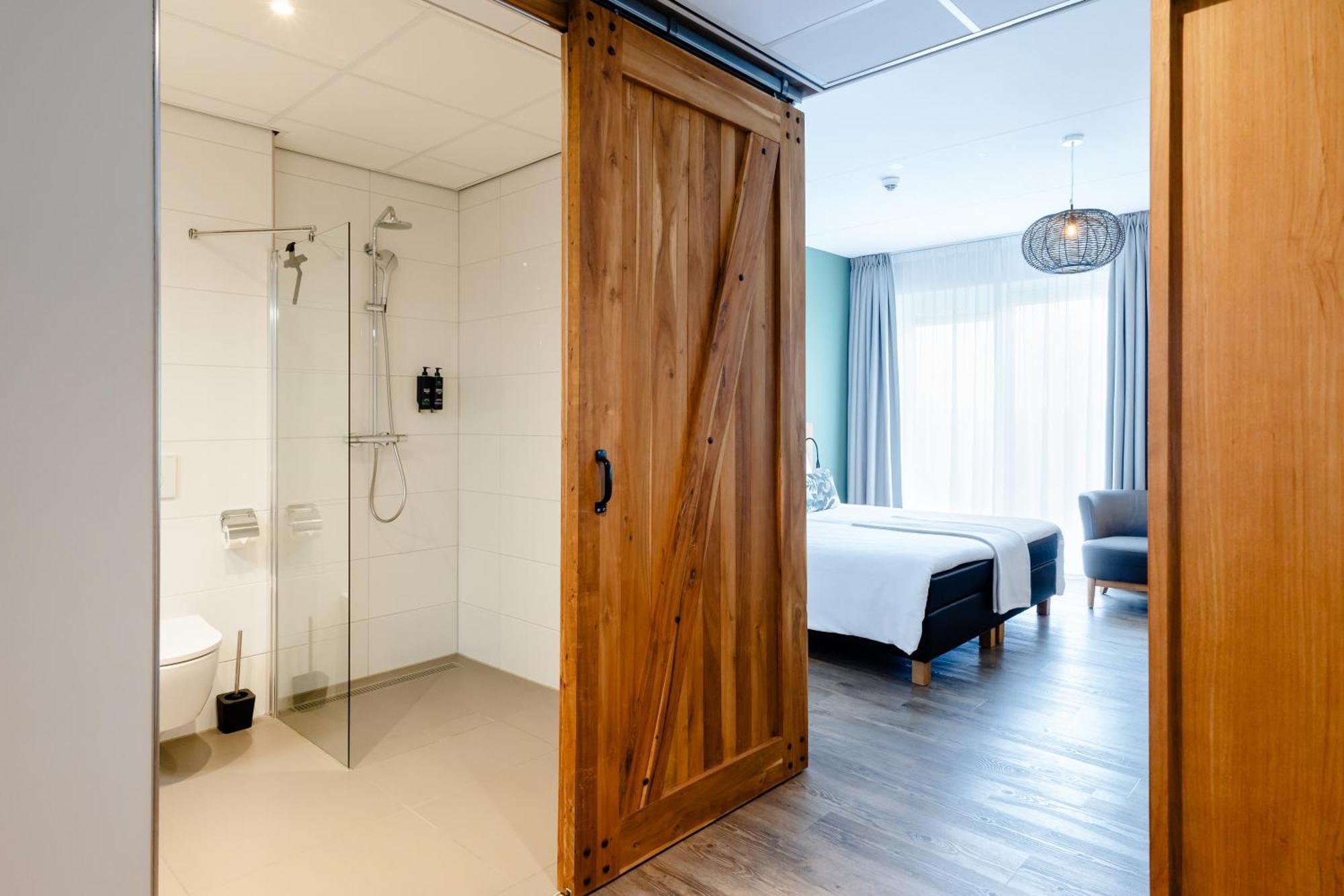 Boutique Hotel Texel De Cocksdorp  Exterior photo A sliding door in a hotel room
