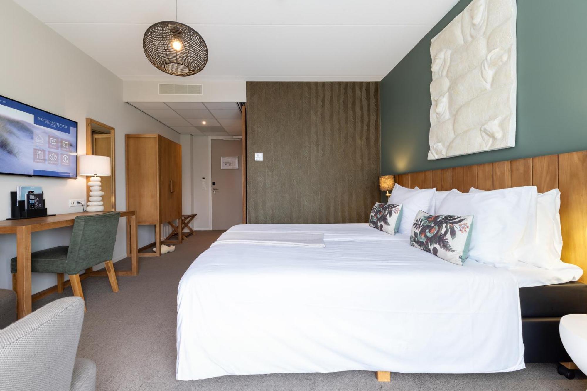 Boutique Hotel Texel De Cocksdorp  Exterior photo A room at the hotel