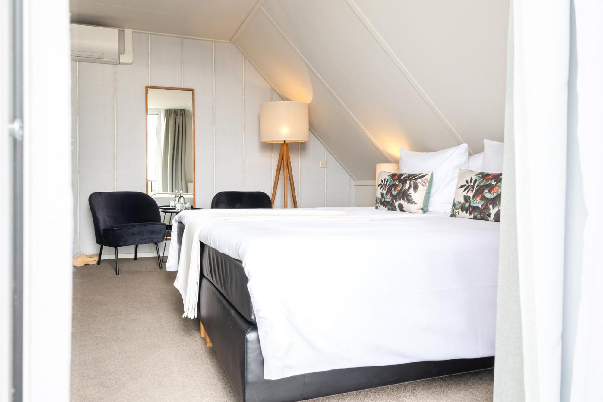 Boutique Hotel Texel De Cocksdorp  Exterior photo A room at the hotel