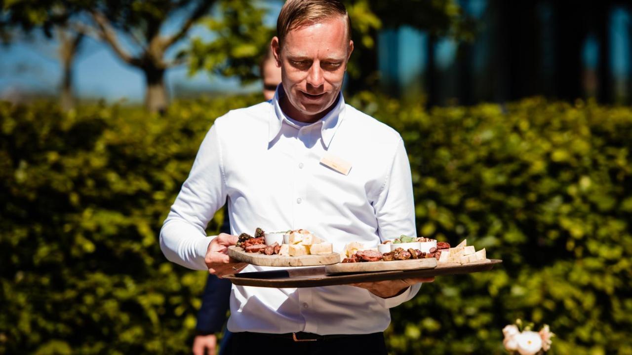 Boutique Hotel Texel De Cocksdorp  Exterior photo A butler in the service